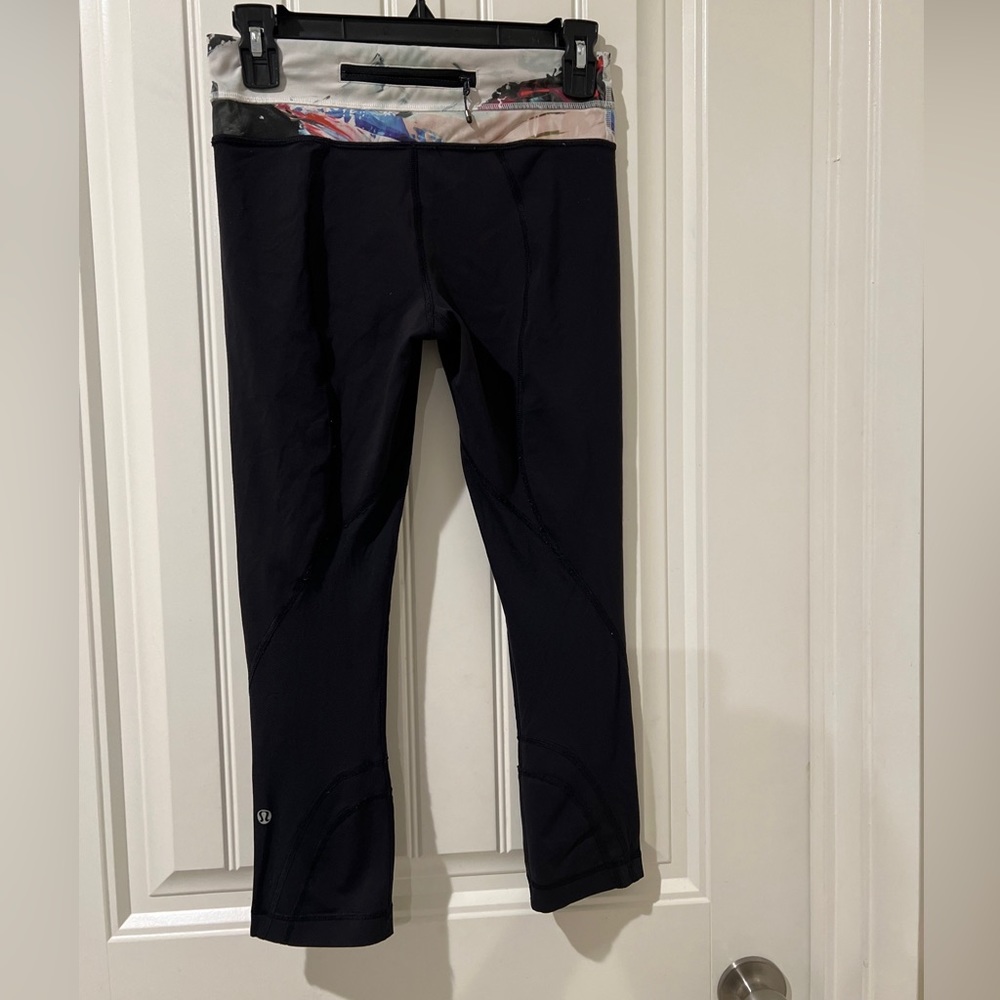 Lululemon Cropped Floral Navy/pink leggings